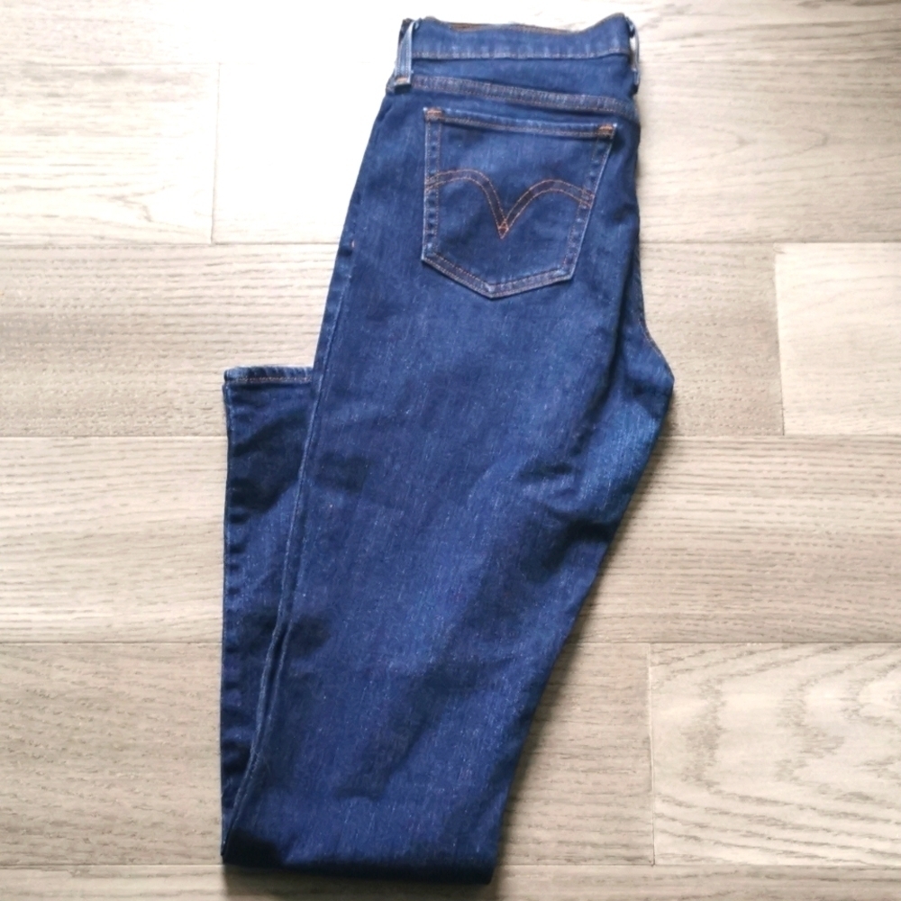 Levi's 414 relaxed straight leg jeans. EUC
